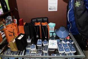 海關(guān)重拳出擊破獲網(wǎng)絡(luò)銷(xiāo)售假冒首飾案 一名本地女子涉嫌售賣(mài)美容美發(fā)飾品被捕